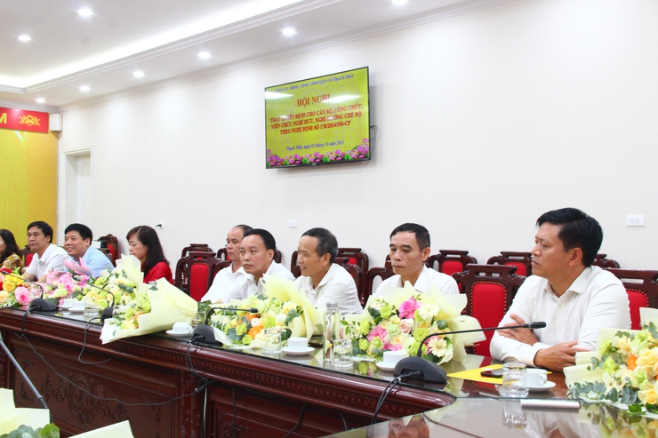 Xã Thạch Thất trao quyết định cho cán bộ, công chức, viên chức nghỉ hưu, nghỉ hưởng chế độ theo Nghị định số 178/2024/NĐ-CP.- Ảnh 13.
