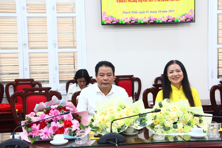 Xã Thạch Thất trao quyết định cho cán bộ, công chức, viên chức nghỉ hưu, nghỉ hưởng chế độ theo Nghị định số 178/2024/NĐ-CP.- Ảnh 15.