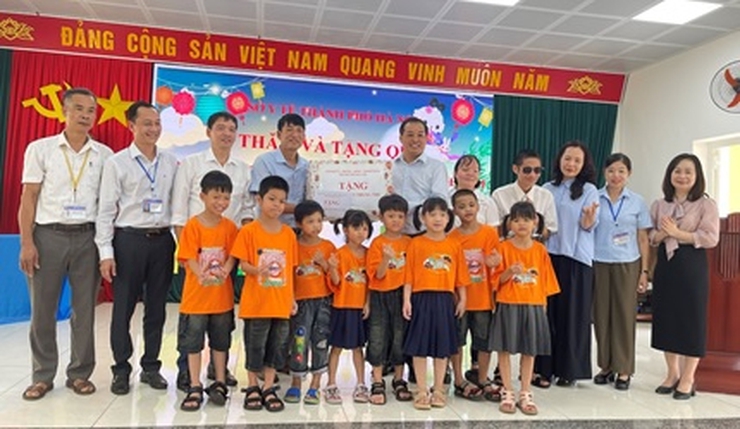 Phó Giám đốc Sở Y tế Hà Nội Đinh Hồng Phong thăm và tặng quà trung thu cho trẻ em khuyết tật- Ảnh 1.