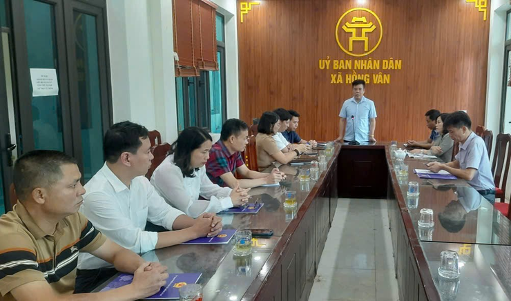 UBND XÃ HỒNG VÂN TỔ CHỨC HỘI NGHỊ CÔNG BỐ GIAO NHIỆM VỤ PHỤ TRÁCH CƠ QUAN VĂN PHÒNG HĐND & UBND VÀ TRAO QUYẾT ĐỊNH ĐIỀU ĐỘNG CÔNG CHỨC- Ảnh 3.