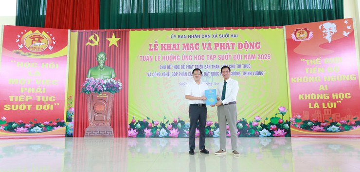 UBND xã Suối Hai đã tổ chức Lễ khai mạc “Tuần lễ hưởng ứng học tập suốt đời” năm 2025 với chủ đề “Học để phát triển bản thân, làm chủ tri thức và công nghệ, góp phần xây dựng đất nước hùng cường, thịnh vượng”- Ảnh 4.