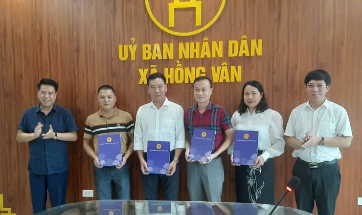 UBND XÃ HỒNG VÂN TỔ CHỨC HỘI NGHỊ CÔNG BỐ GIAO NHIỆM VỤ PHỤ TRÁCH CƠ QUAN VĂN PHÒNG HĐND & UBND VÀ TRAO QUYẾT ĐỊNH ĐIỀU ĐỘNG CÔNG CHỨC- Ảnh 2.