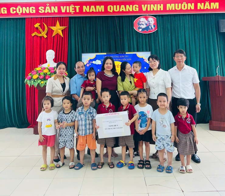 Sơn Tây tặng quà các cháu thiếu nhi dịp Tết Trung thu- Ảnh 1.