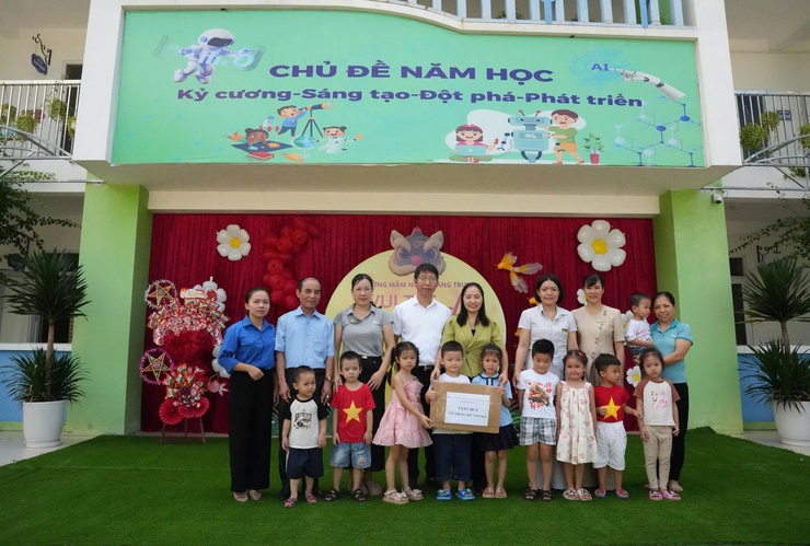 Sơn Tây tặng quà các cháu thiếu nhi dịp Tết Trung thu- Ảnh 2.