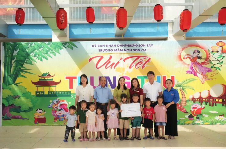 Sơn Tây tặng quà các cháu thiếu nhi dịp Tết Trung thu- Ảnh 3.