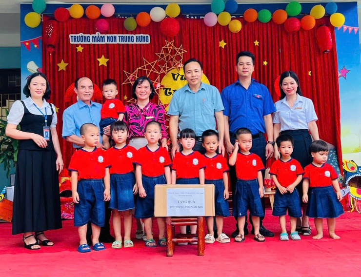 Sơn Tây tặng quà các cháu thiếu nhi dịp Tết Trung thu- Ảnh 4.