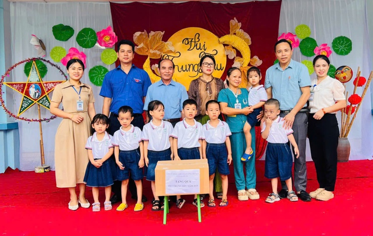 Sơn Tây tặng quà các cháu thiếu nhi dịp Tết Trung thu- Ảnh 5.