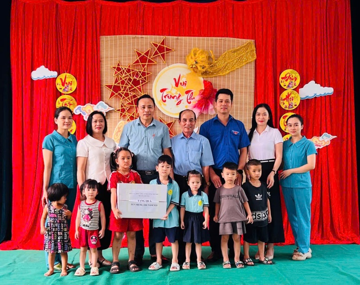 Sơn Tây tặng quà các cháu thiếu nhi dịp Tết Trung thu- Ảnh 6.