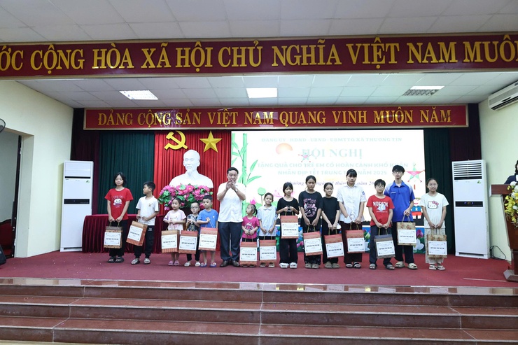 Thường Tín trao tặng quà cho 94 trẻ có hoàn cảnh khó khăn nhân dịp Tết Trung thu 2025- Ảnh 7.