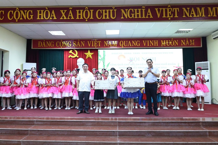 Thường Tín trao tặng quà cho 94 trẻ có hoàn cảnh khó khăn nhân dịp Tết Trung thu 2025- Ảnh 4.