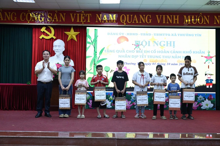 Thường Tín trao tặng quà cho 94 trẻ có hoàn cảnh khó khăn nhân dịp Tết Trung thu 2025- Ảnh 9.