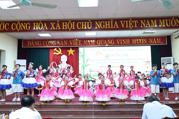 Thường Tín trao tặng quà cho 94 trẻ có hoàn cảnh khó khăn nhân dịp Tết Trung thu 2025- Ảnh 1.