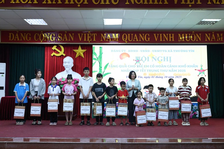 Thường Tín trao tặng quà cho 94 trẻ có hoàn cảnh khó khăn nhân dịp Tết Trung thu 2025- Ảnh 8.