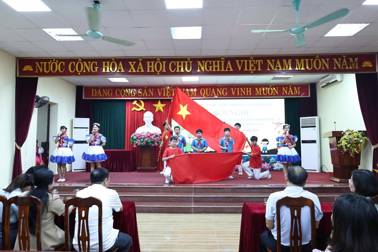 Thường Tín trao tặng quà cho 94 trẻ có hoàn cảnh khó khăn nhân dịp Tết Trung thu 2025- Ảnh 3.