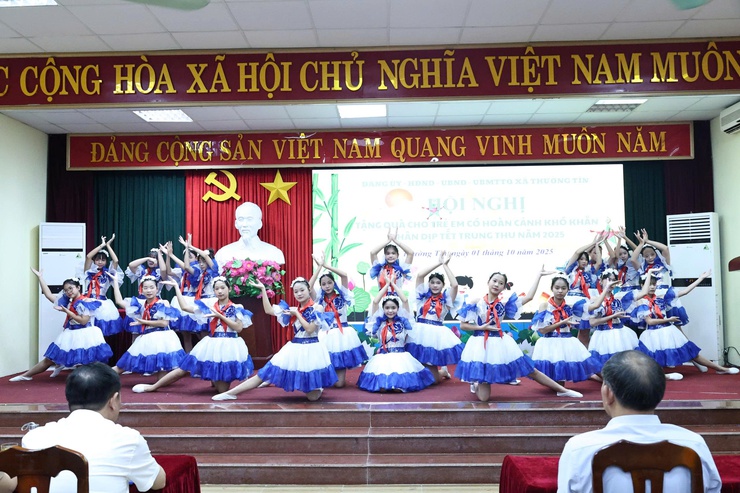 Thường Tín trao tặng quà cho 94 trẻ có hoàn cảnh khó khăn nhân dịp Tết Trung thu 2025- Ảnh 2.