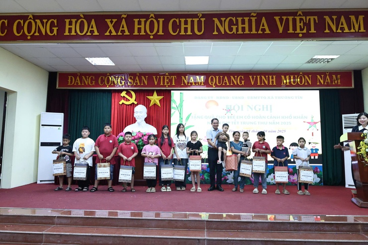 Thường Tín trao tặng quà cho 94 trẻ có hoàn cảnh khó khăn nhân dịp Tết Trung thu 2025- Ảnh 6.