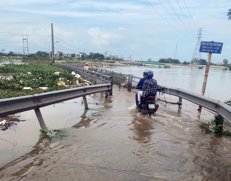 Phường Chương Mỹ khẩn trương hỗ trợ người dân chống úng ngập, sạt lở sau mưa bão số 10- Ảnh 3.