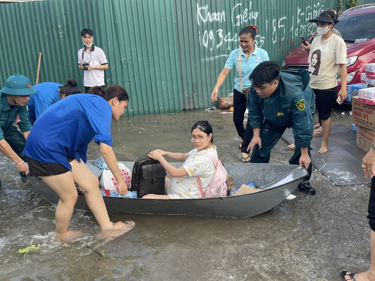 UBND phường Từ Liêm tổ chức cấp phát nhu yếu phẩm cho các hộ dân bị ngập sâu do ảnh hưởng của cơn bão số 10- Ảnh 9.