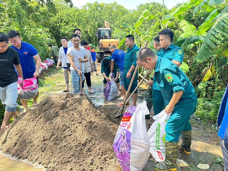 XÃ THANH TRÌ: CHÍNH QUYỀN VÀ NHÂN DÂN ĐỒNG LÒNG KHẮC PHỤC ẢNH HƯỞNG DO BÃO SỐ 10 (BUALOI) GÂY RA- Ảnh 10.
