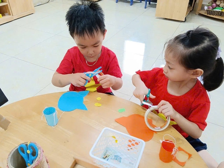 HOẠT ĐỘNG STEM “BÉ LÀM ĐÈN TRUNG THU” CỦA LỚP MẪU GIÁO LỚN MẦM NON YÊN MỸ- Ảnh 2.