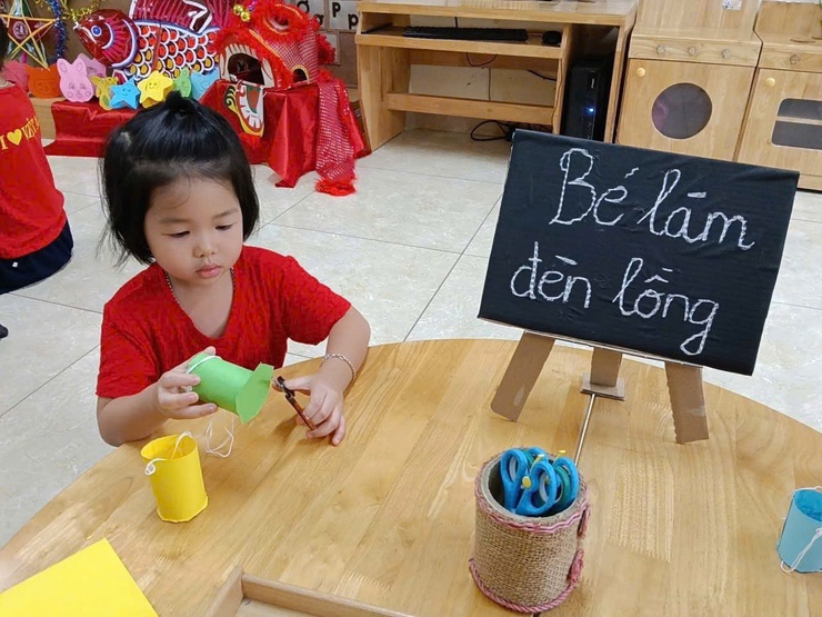 HOẠT ĐỘNG STEM “BÉ LÀM ĐÈN TRUNG THU” CỦA LỚP MẪU GIÁO LỚN MẦM NON YÊN MỸ- Ảnh 4.