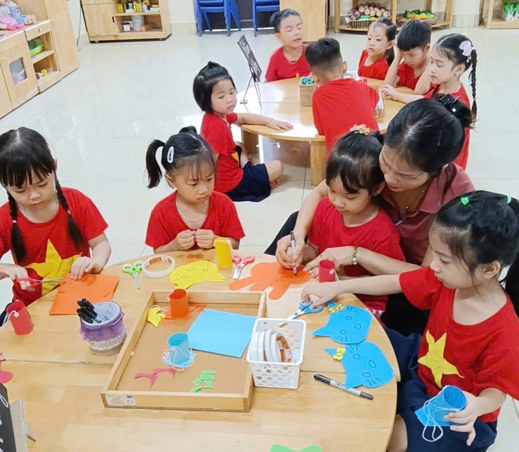 HOẠT ĐỘNG STEM “BÉ LÀM ĐÈN TRUNG THU” CỦA LỚP MẪU GIÁO LỚN MẦM NON YÊN MỸ- Ảnh 5.