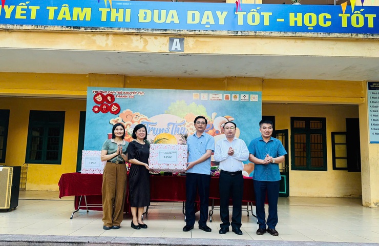 Xã Thanh Trì: Đem Trung thu yêu thương đến với học sinh Trường Dạy trẻ Khuyết tật
- Ảnh 1.