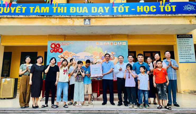 Xã Thanh Trì: Đem Trung thu yêu thương đến với học sinh Trường Dạy trẻ Khuyết tật
- Ảnh 2.