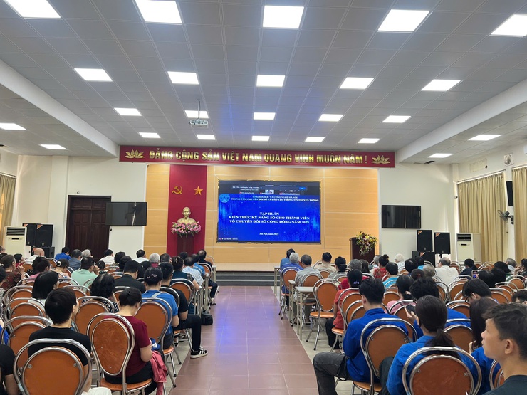 Nâng cao kỹ năng số cho hơn 600 thành viên tổ chuyển đổi số cộng đồng tại phường Kim Liên.- Ảnh 1.