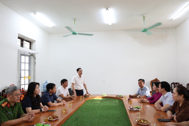 Các đồng chí lãnh đạo Đảng ủy, HĐND, UBND, Ủy ban MTTQ Việt Nam xã Phú Nghĩa chúc mừng Hội Phụ nữ xã nhân dịp kỷ niệm 95 năm ngày thành lập Hội LHPN Việt Nam 20/10- Ảnh 1.
