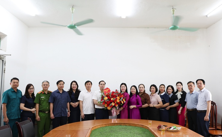 Các đồng chí lãnh đạo Đảng ủy, HĐND, UBND, Ủy ban MTTQ Việt Nam xã Phú Nghĩa chúc mừng Hội Phụ nữ xã nhân dịp kỷ niệm 95 năm ngày thành lập Hội LHPN Việt Nam 20/10- Ảnh 2.