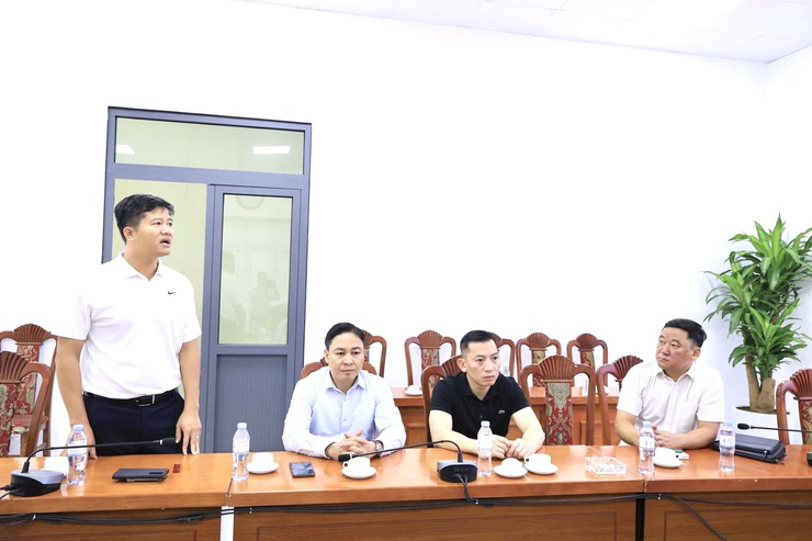 Ủy ban Mặt trận Tổ quốc Việt Nam xã Thư Lâm tổ chức tiếp nhận ủng hộ đồng bào khắc phục thiệt hại do bão lũ từ đoàn công tác phường Phúc Lợi, thành phố Hà Nội.- Ảnh 1.