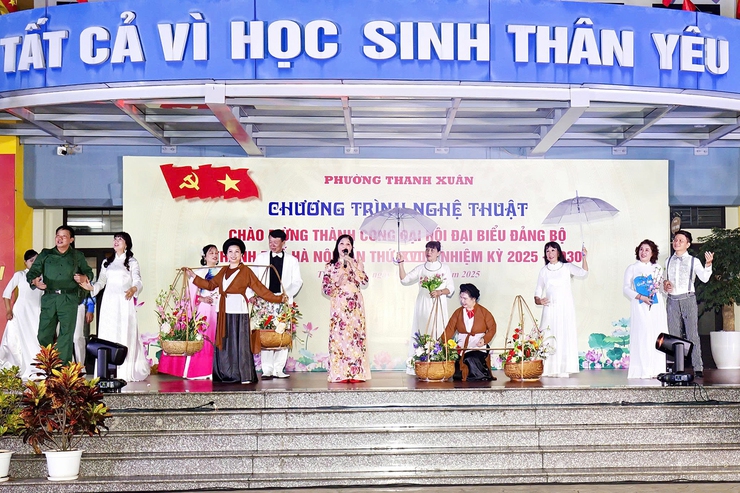 Đêm nghệ thuật chào mừng thành công Đại hội Đảng bộ thành phố Hà Nội lần thứ XVIII- Ảnh 2.