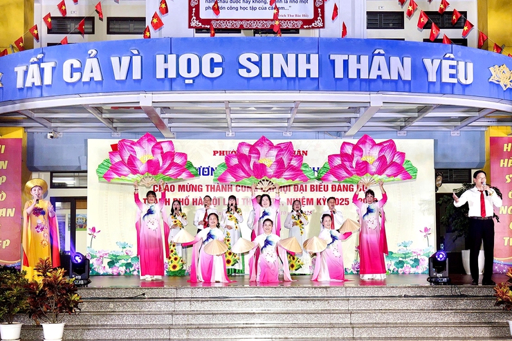 Đêm nghệ thuật chào mừng thành công Đại hội Đảng bộ thành phố Hà Nội lần thứ XVIII- Ảnh 4.