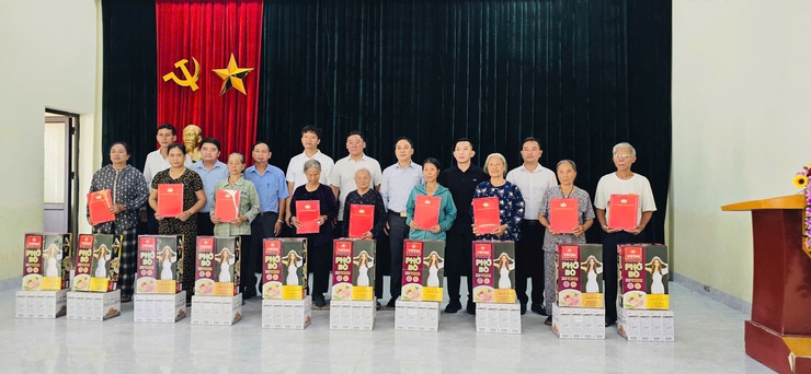 Ủy ban MTTQ Việt Nam phường Phúc Lợi kịp thời thăm hỏi, hỗ trợ Nhân dân chịu ảnh hưởng mưa lũ năm 2025- Ảnh 5.