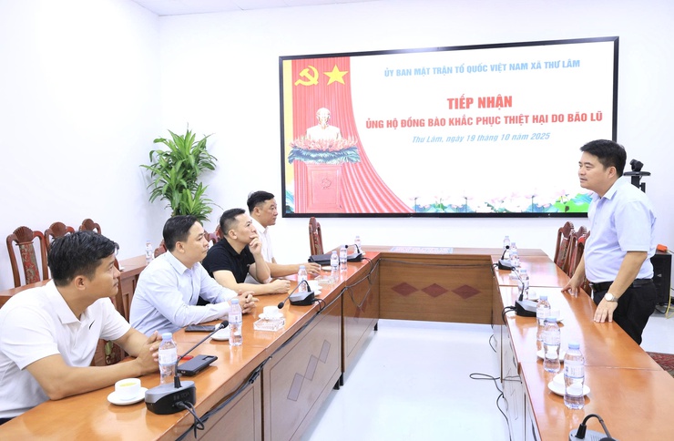 Ủy ban Mặt trận Tổ quốc Việt Nam xã Thư Lâm tổ chức tiếp nhận ủng hộ đồng bào khắc phục thiệt hại do bão lũ từ đoàn công tác phường Phúc Lợi, thành phố Hà Nội.- Ảnh 2.