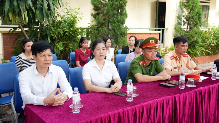 Công an xã Dương Hoà tổ chức buổi tuyên truyền về tình hình trật tự an toàn giao thông và kỹ năng tham gia giao thông an toàn cho lứa tuổi học sinh năm 2025- Ảnh 2.