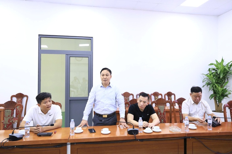 Ủy ban Mặt trận Tổ quốc Việt Nam xã Thư Lâm tổ chức tiếp nhận ủng hộ đồng bào khắc phục thiệt hại do bão lũ từ đoàn công tác phường Phúc Lợi, thành phố Hà Nội.- Ảnh 3.