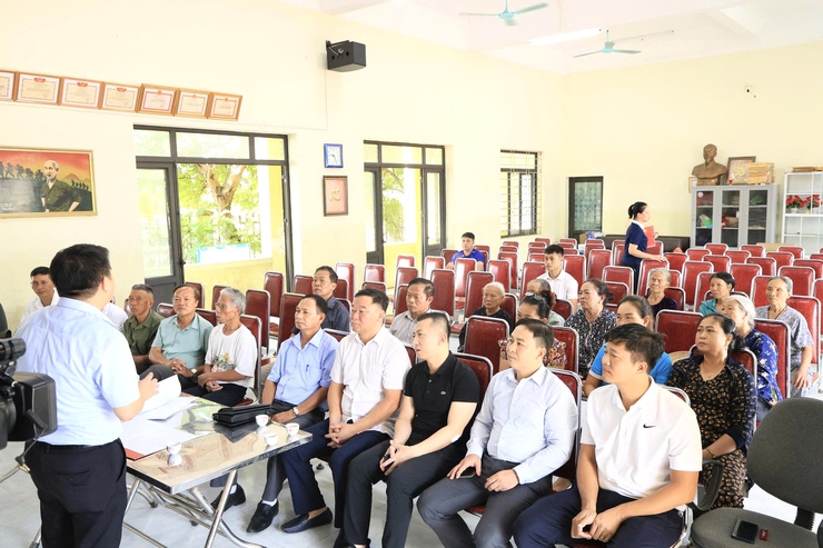 Ủy ban Mặt trận Tổ quốc Việt Nam xã Thư Lâm tổ chức tiếp nhận ủng hộ đồng bào khắc phục thiệt hại do bão lũ từ đoàn công tác phường Phúc Lợi, thành phố Hà Nội.- Ảnh 6.