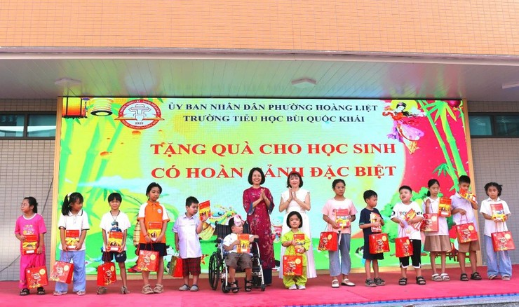 Trường Tiểu học Bùi Quốc Khái tổ chức chương trình “trung thu yêu thương”- Ảnh 4.