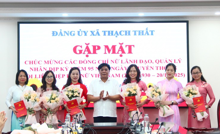 ĐẢNG ỦY XÃ THẠCH THẤT GẶP MẶT CHÚC MỪNG CÁC ĐỒNG CHÍ NỮ LÃNH ĐẠO, QUẢN LÝ NHÂN KỶ NIỆM 95 NĂM NGÀY THÀNH LẬP HỘI LIÊN HIỆP PHỤ NỮ VIỆT NAM (20/10/1930 – 20/10/2025)- Ảnh 2.