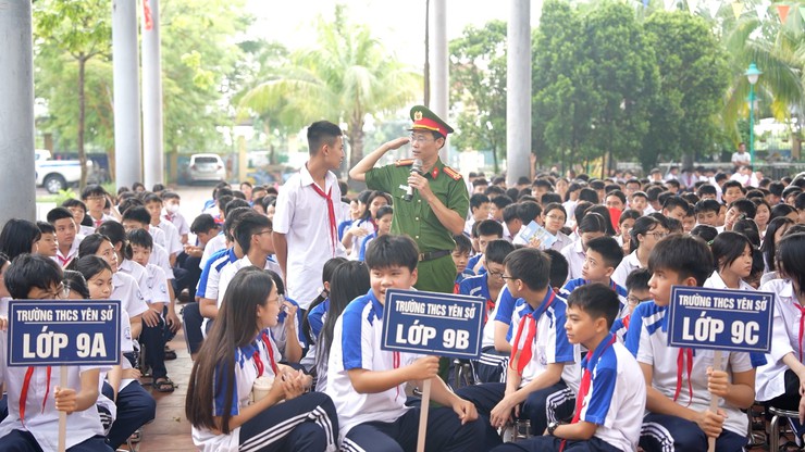 Công an xã Dương Hoà tổ chức buổi tuyên truyền về tình hình trật tự an toàn giao thông và kỹ năng tham gia giao thông an toàn cho lứa tuổi học sinh năm 2025- Ảnh 4.