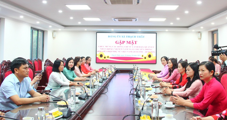 ĐẢNG ỦY XÃ THẠCH THẤT GẶP MẶT CHÚC MỪNG CÁC ĐỒNG CHÍ NỮ LÃNH ĐẠO, QUẢN LÝ NHÂN KỶ NIỆM 95 NĂM NGÀY THÀNH LẬP HỘI LIÊN HIỆP PHỤ NỮ VIỆT NAM (20/10/1930 – 20/10/2025)- Ảnh 5.