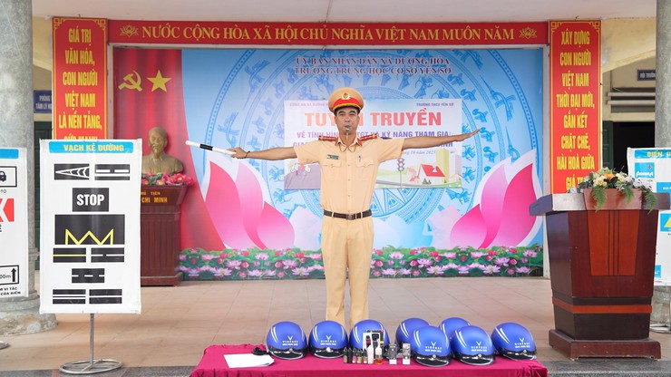 Công an xã Dương Hoà tổ chức buổi tuyên truyền về tình hình trật tự an toàn giao thông và kỹ năng tham gia giao thông an toàn cho lứa tuổi học sinh năm 2025- Ảnh 5.