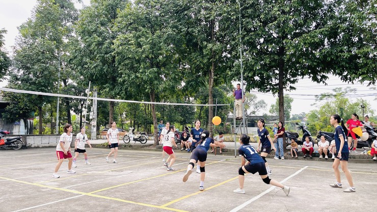 Chi hội Phụ nữ thôn Vân Lôi sôi nổi giao lưu bóng chuyền kỷ niệm Ngày thành lập Hội LHPN Việt Nam và Ngày Phụ nữ Việt Nam 20/10- Ảnh 4.