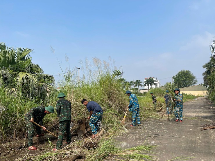 GẦN 50 CÁN BỘ, CHIẾN SĨ, HỌC VIÊN TRƯỜNG CAO ĐẲNG KỸ THUẬT PHÒNG KHÔNG – KHÔNG QUÂN TÍCH CỰC DỌN VỆ SINH, CHUNG TAY CHUẨN BỊ CHO LỄ KHAI MẠC ĐẠI HỘI THỂ DỤC THỂ THAO XÃ THANH OAI- Ảnh 2.