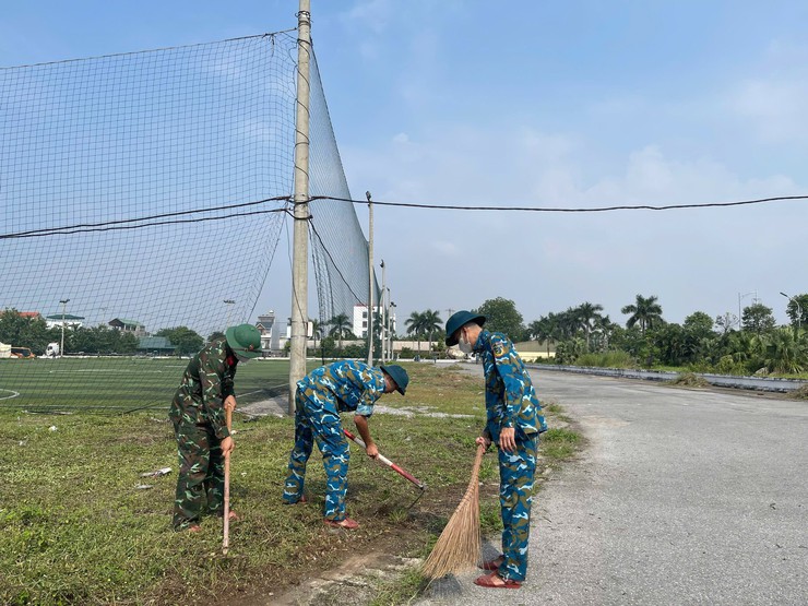GẦN 50 CÁN BỘ, CHIẾN SĨ, HỌC VIÊN TRƯỜNG CAO ĐẲNG KỸ THUẬT PHÒNG KHÔNG – KHÔNG QUÂN TÍCH CỰC DỌN VỆ SINH, CHUNG TAY CHUẨN BỊ CHO LỄ KHAI MẠC ĐẠI HỘI THỂ DỤC THỂ THAO XÃ THANH OAI- Ảnh 5.