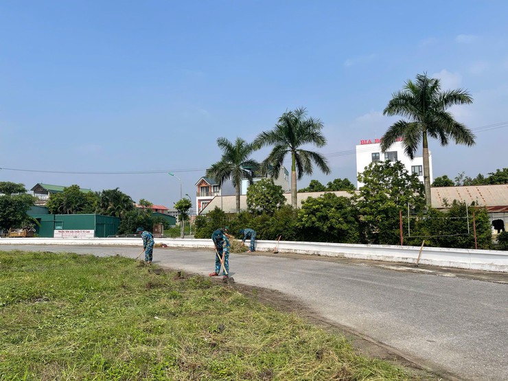 GẦN 50 CÁN BỘ, CHIẾN SĨ, HỌC VIÊN TRƯỜNG CAO ĐẲNG KỸ THUẬT PHÒNG KHÔNG – KHÔNG QUÂN TÍCH CỰC DỌN VỆ SINH, CHUNG TAY CHUẨN BỊ CHO LỄ KHAI MẠC ĐẠI HỘI THỂ DỤC THỂ THAO XÃ THANH OAI- Ảnh 1.