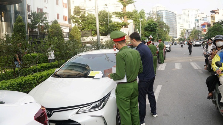 CÔNG AN PHƯỜNG LÁNG TĂNG CƯỜNG KIỂM TRA, XỬ LÝ VI PHẠM TRẬT TỰ ĐÔ THỊ- Ảnh 3.
