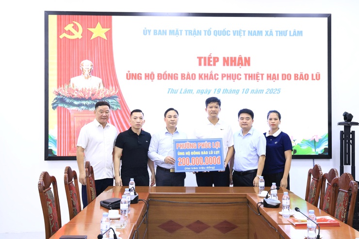 Ủy ban Mặt trận Tổ quốc Việt Nam xã Thư Lâm tổ chức tiếp nhận ủng hộ đồng bào khắc phục thiệt hại do bão lũ từ đoàn công tác phường Phúc Lợi, thành phố Hà Nội.- Ảnh 4.